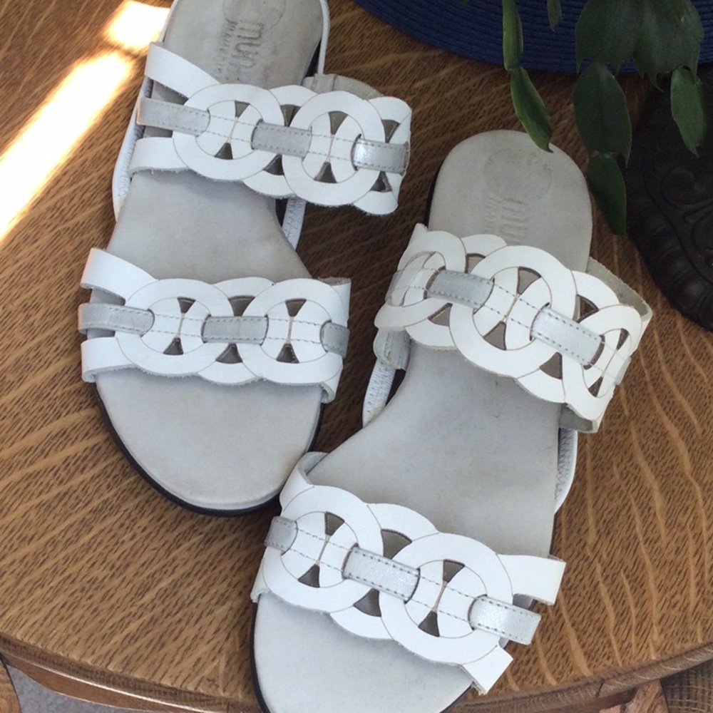🌿MUNRO Sandals, Never Worn🌿